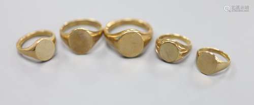 Five assorted 9ct gold signet rings, largest size V/W,29.5 g...