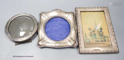 A late Victorian silver mounted circular photograph frame, 1...