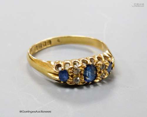 An Edwardian 18ct gold, three stone sapphire and diamond chi...