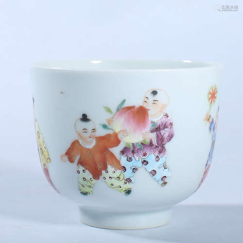 Small cup with painted patterns of baby play in Qing Dynasty