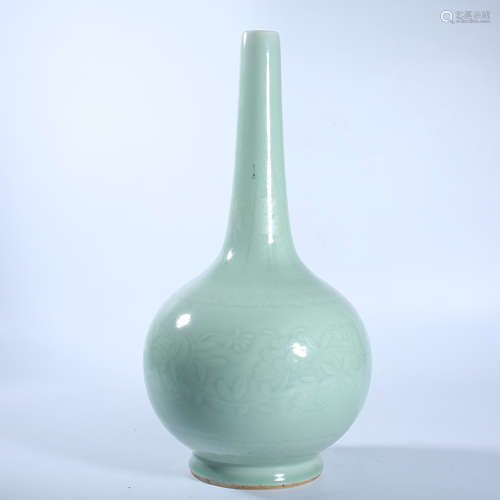 Qing Dynasty green glazed long necked bottle