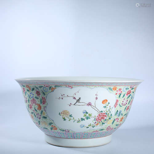 Large bowl with pastel flower pattern in Qing Dynasty