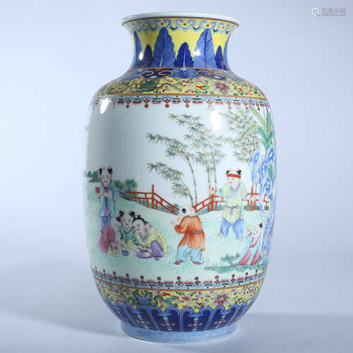 Bottle with pastel baby play pattern in Qing Dynasty