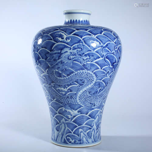 Blue and white plum vase with dragon pattern in Qing Dynasty