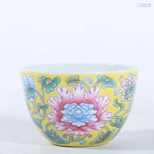 Small cup with pastel flower pattern in Qing Dynasty