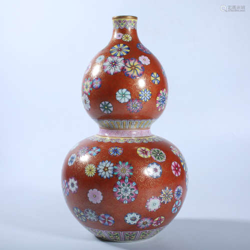 Gourd bottle with pink ball pattern in Qing Dynasty