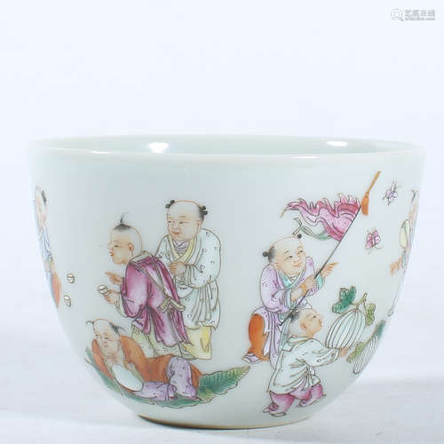 Small cup with painted patterns of baby play in Qing Dynasty