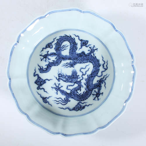 Blue and white dragon pattern plate of Ming Dynasty