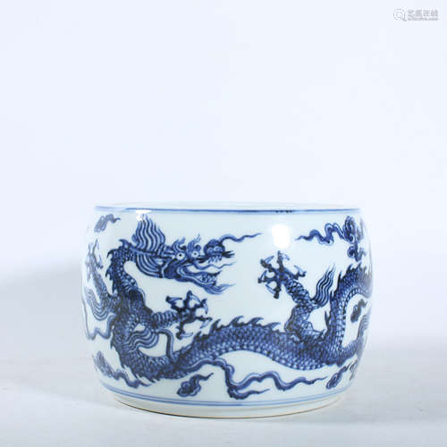 Blue and white dragon pattern jar of Ming Dynasty