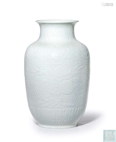 十九世纪 白釉模印三多纹灯笼瓶