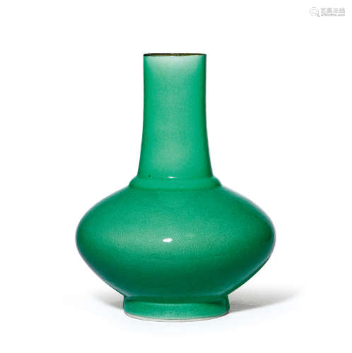 清中期 绿哥釉长颈瓶