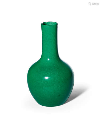 清 鱼籽绿釉天球瓶