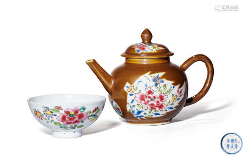 清雍正 紫金釉粉彩花卉茶壶、粉彩花卉纹茶圆一组两隻
