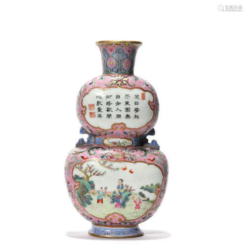 A Famille Rose Figures&Inscribed Porcelain Gourd-shaped Vase