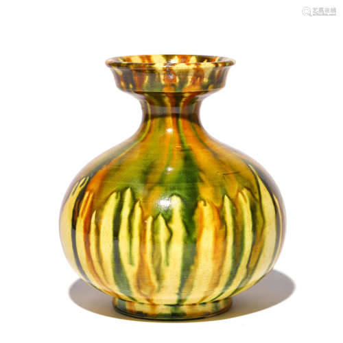 A Tricolour Porcelain Dish-top Vase
