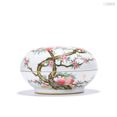 A Famille Rose Peach Pattern Porcelain Round Box with Cover