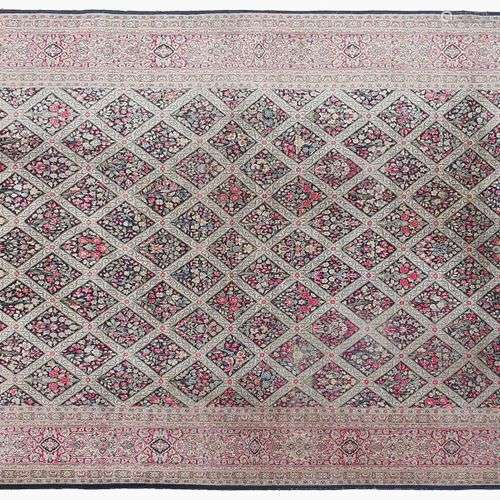 Grand tapis A motifs de treillage et motifs floraux, 395x300...