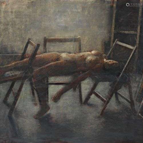 Andreas Nikolaou (1966) Modèle couché sur des chaises dans l...