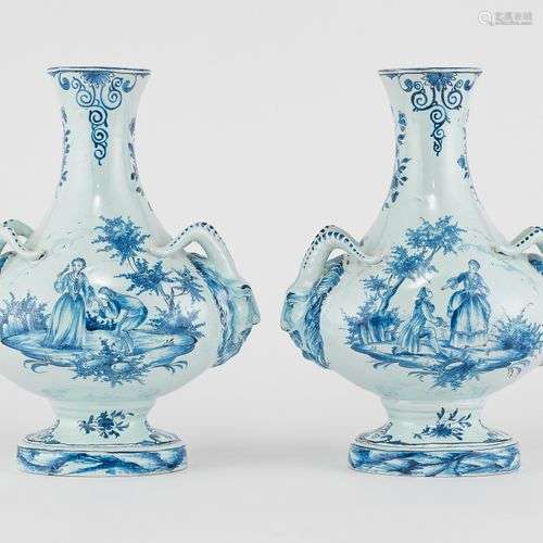 Paire de vases à anses boucs, Delft, XIXe s Faïence émaillée...