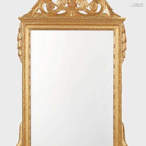 Miroir à fronton de style Louis XVI, Bois sculpté et doré à ...