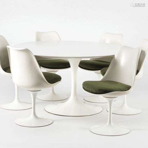 Table de salle à manger ronde et six chaises par Eero Saarin...