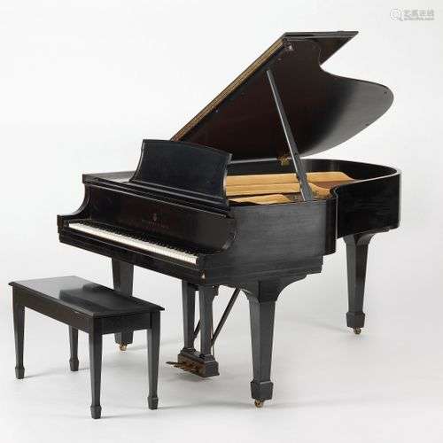 Piano à queue Steinway, 1973 Bois laqué noir, numéro 435713,...