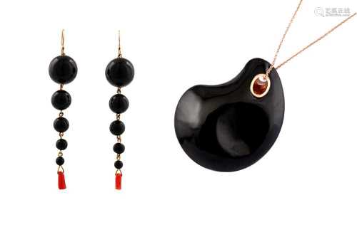 λ An onyx necklace and a pair of onyx bead earrings