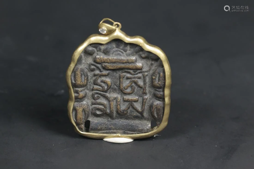 A TIBETAN GILT BRONZE AMULET