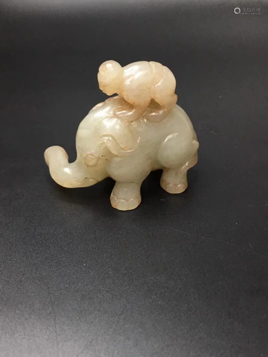 A CREAMY JADE CARVING EFFIGY