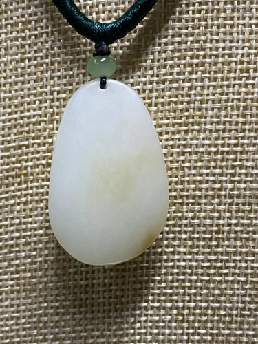 A WHITE JADE CARVING PENDANT