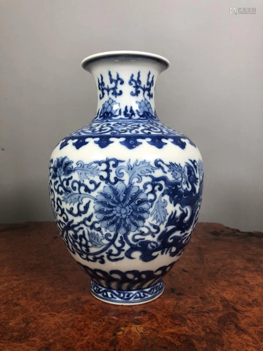 BLUE AND WHITE INTERLOCKING FLOWER VASE