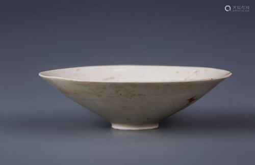 DING KILN WHITE GLAZED BAMBOO HAT BOWL