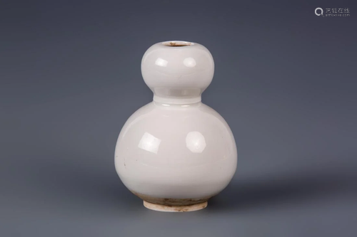 XING KILN WHITE GLAZED DOUBLE GOURD VASE