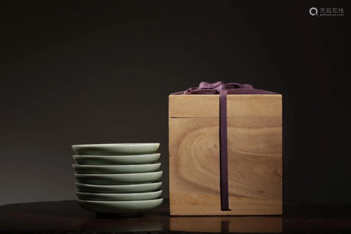 A SET OF JAPANESE CELADON PLATES WITH WOOD BOX