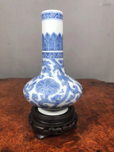 BLUE AND WHITE FLORAL PORCELAIN VASE