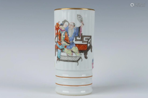 FAMILLE ROSE 'NARRATIVE' GOLD-PAINTED BRUSH POT