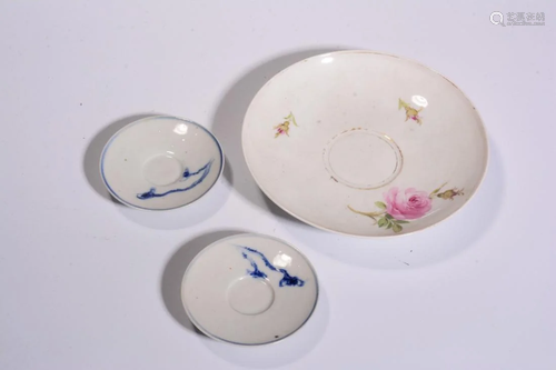 FAMILLE ROSE PLATE AND PAIR OF BLUE & WHITE SAUCERS