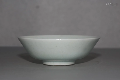 FISH-ENGRAVED CELADON BOWL