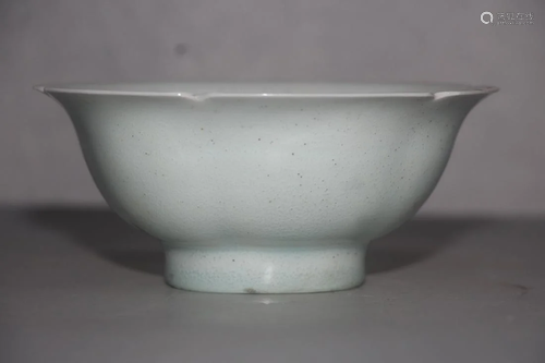 HUTIAN KILN CELADON BOWL WITH FLOWER RIM