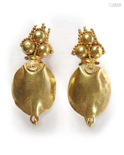 A PAIR OF EASTERN ROMAN GOLD EARRINGS, 1ST CENTURY BC-3RD CE...