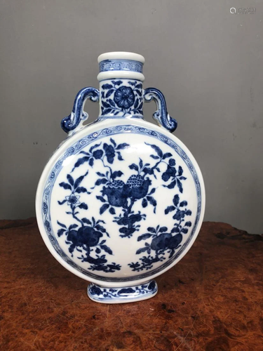 BLUE AND WHITE 'POMEGRANATE' MOONFLASK VASE