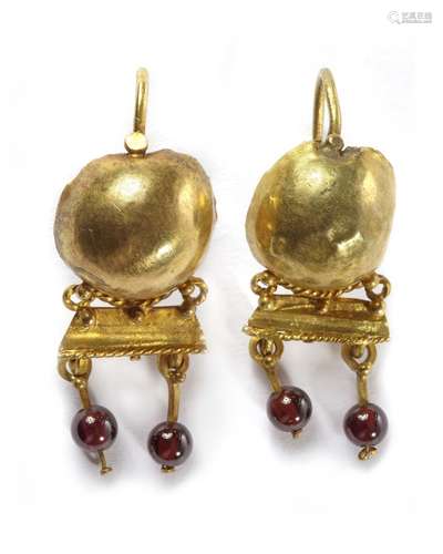 A PAIR OF GOLD ROMAN EARRINGS, 1ST-2ND CENTURY AD