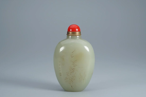 CELADON JADE CARVING OF SNUFF BOTTLE