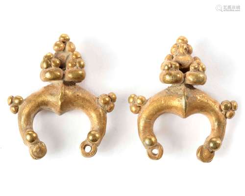 A PAIR OF GOLD PERSIAN EARRINGS, 1ST CENTURY BC - 1ST CENTUR...