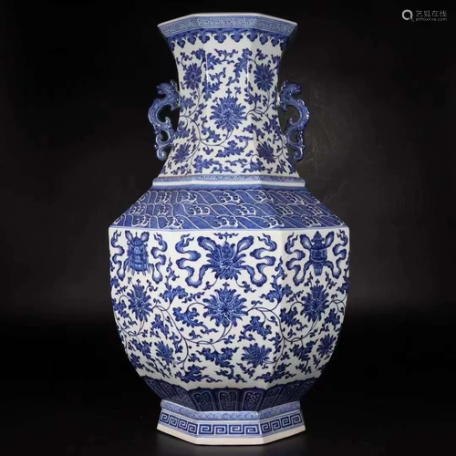 BLUE AND WHITE DOUBLE-EAR INTERLOCKING FLOWER VASE