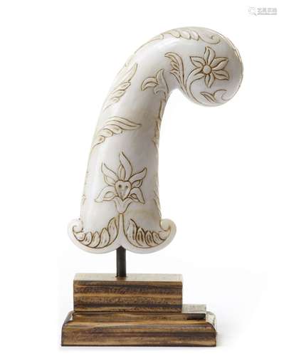 A MUGHAL JADE DAGGER HILT, NDIA, 20TH CENTURY