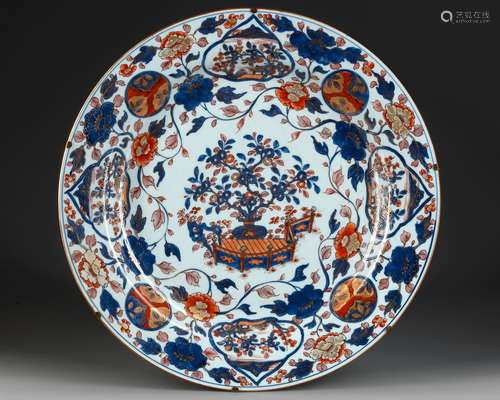 A LARGE CHINESE IMARI CHARGER, 18TH CENTURY