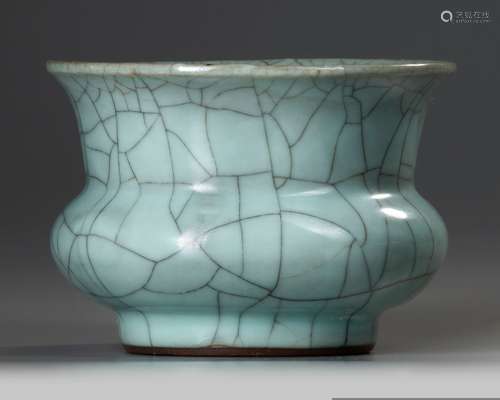 A CHINESE CELADON CRACKLE-GLAZED SPITTOON, QING DYNASTY (164...