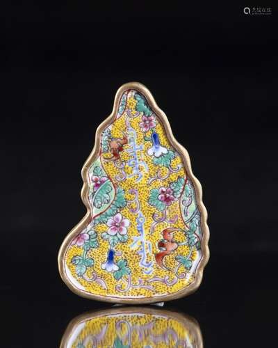 A CHINESE FAMILLE ROSE ABSTINENCE PLAQUE, LATE QING DYNASTY