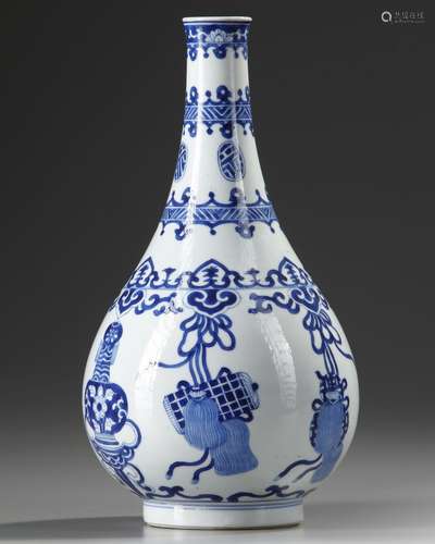 A BLUE AND WHITE BOTTLE VASE, KANGXI PERIOD (1662-1722)